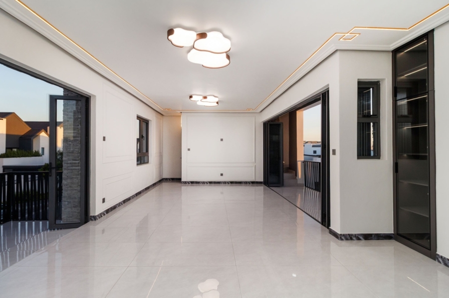 6 Bedroom Property for Sale in Sandown Western Cape